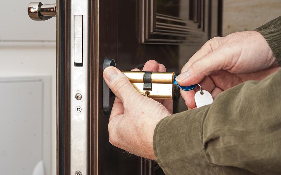 combien coute un serrurier pour ouvrir une porte Maisons-Laffitte